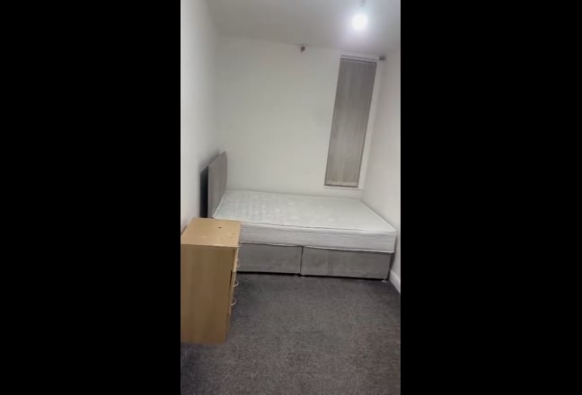 Room available in prime location in low budget Main Photo