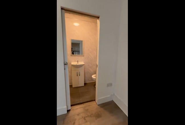 Ensuite Master Room in Large House – E17 3LQ Main Photo