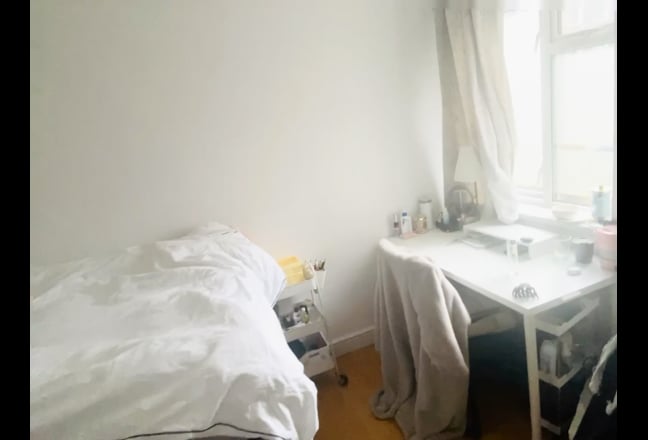 Raglan Court room ( Bills Incl.) Main Photo