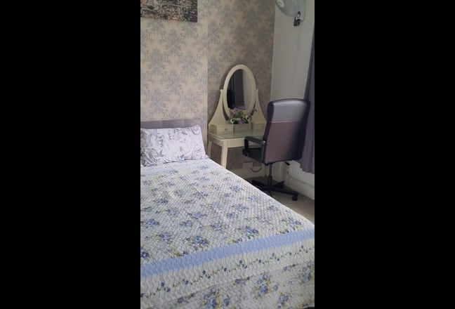 **Stunning Double Room near cardiff town center** Main Photo