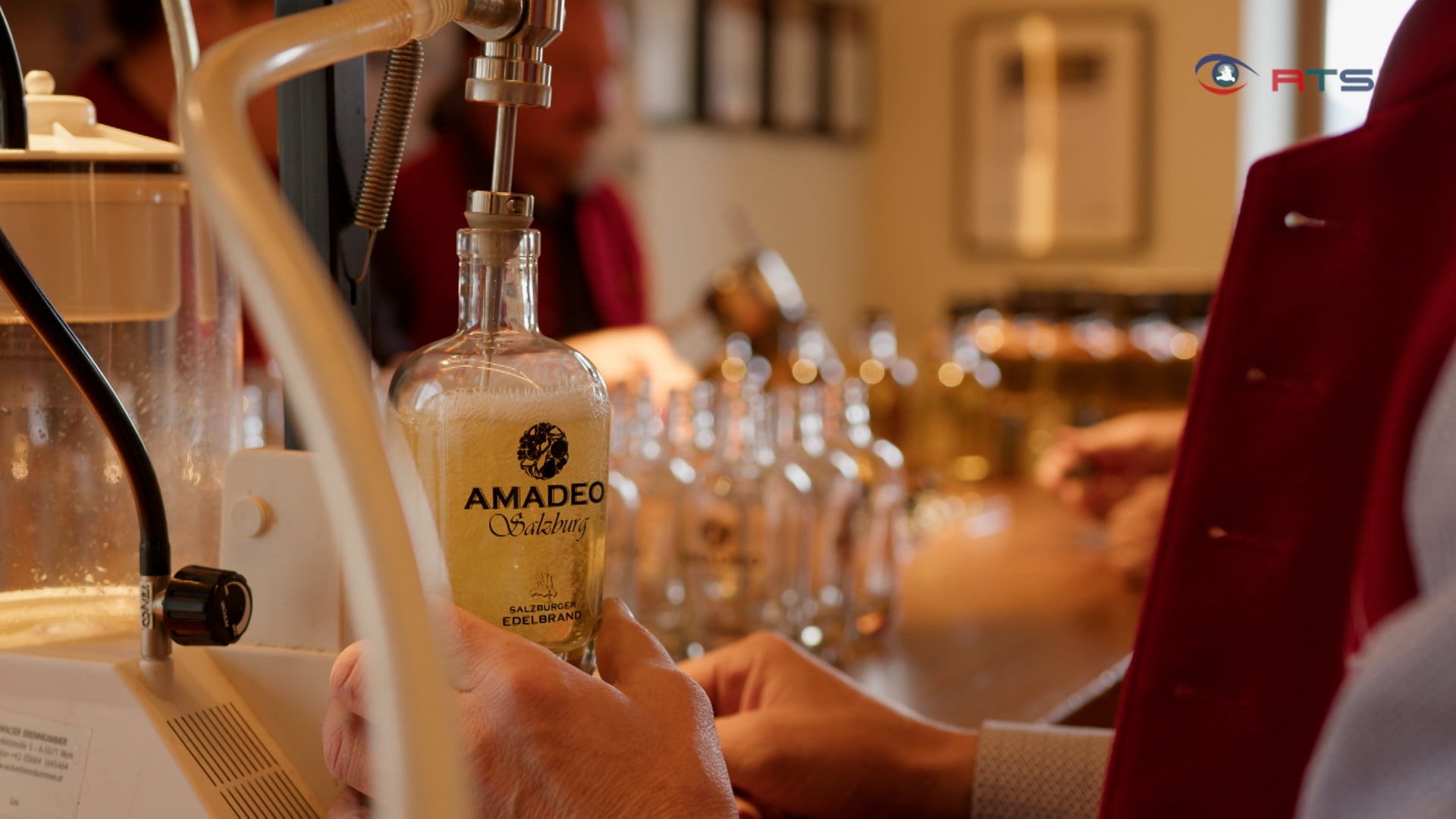 frisch-aus-dem-eichenfass-der-amadeo-wird-abgefuellt