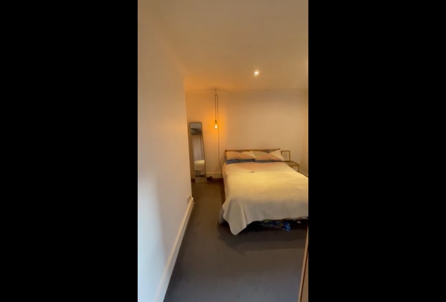 Double room in 2 bed flat Main Photo