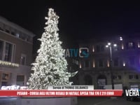 Pesaro - Corsa agli ultimi regali di Natale, spesa tra 176 e 211 euro