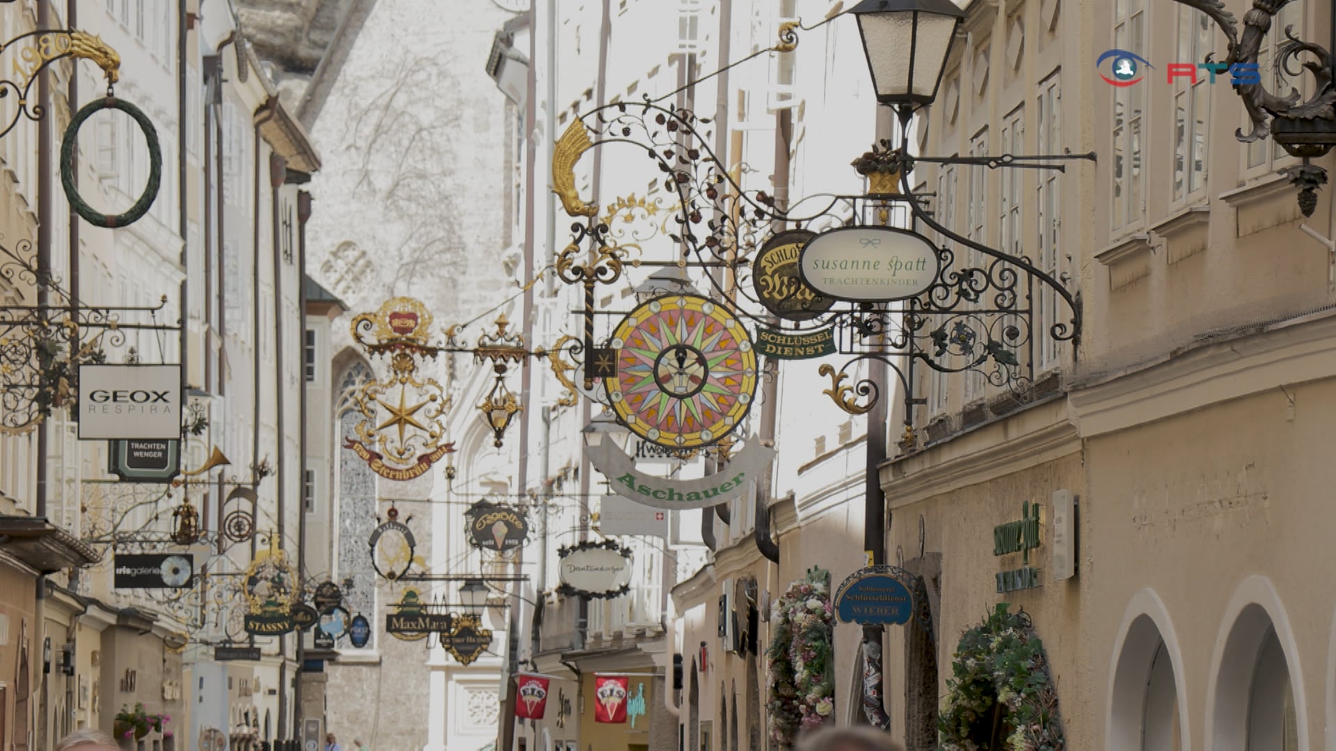 typisch-salzburg-die-getreidegasse