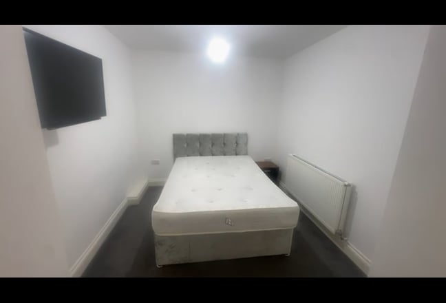 400/month! En-Suite Room Available [Bills Included Main Photo
