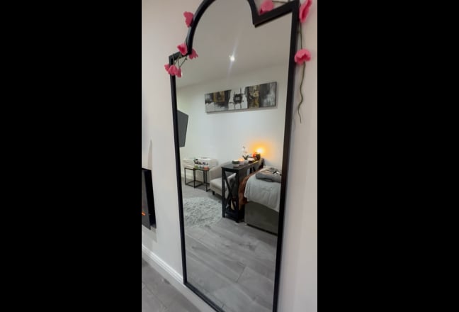 Studio Ensuite Contemporary flat in East London Main Photo