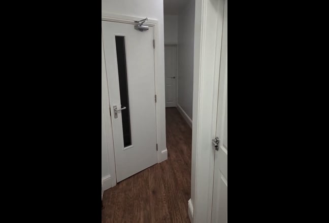 Spacious Master Room in City Centre!  Clean Home. Main Photo