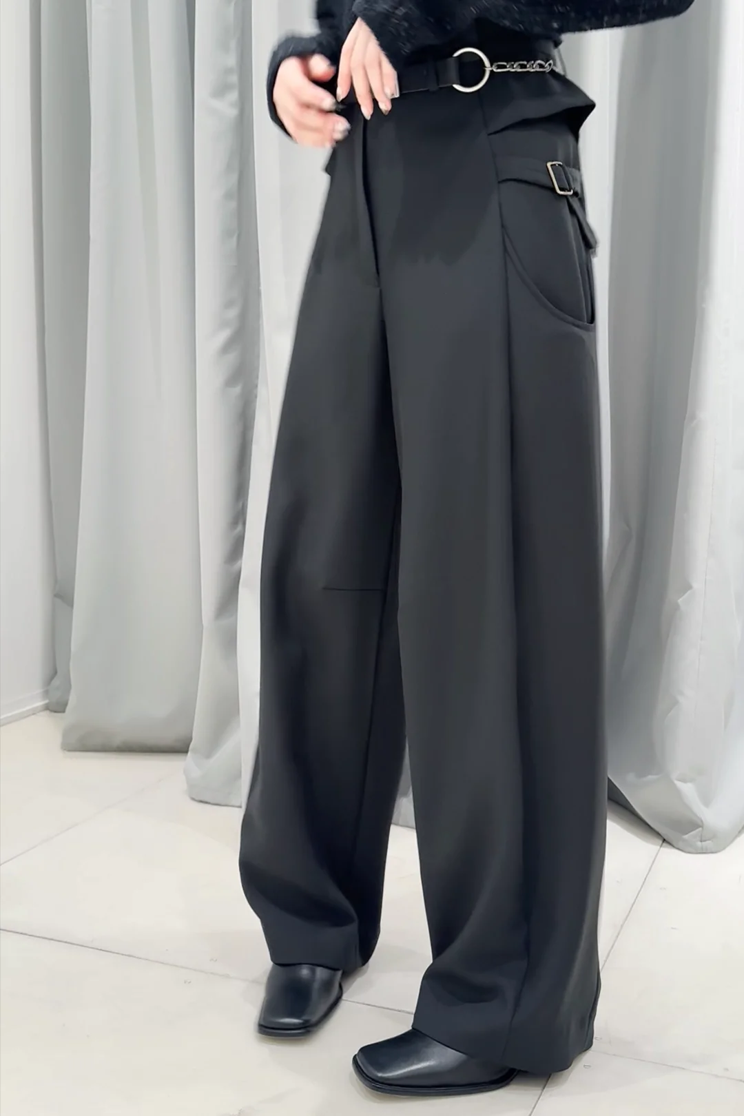 羊￼ TELOPLAN Natalie Trousers / Black TELOPLAN PRODUCT STORIES: Natalie Trousers｜TĔLOPLAN