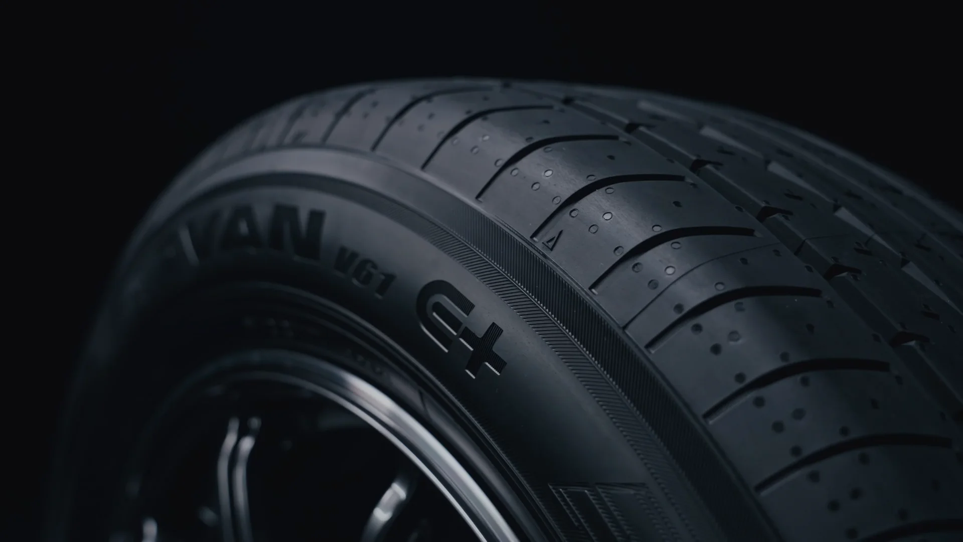 ADVAN V61 | ヨコハマタイヤのSUV | ヨコハマタイヤ [YOKOHAMA TIRE]