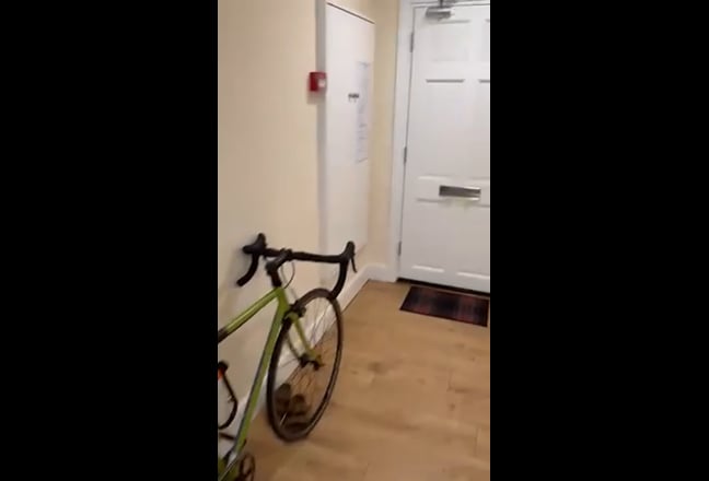 Spacious Room with Private Bathroom - For Couples! Main Photo