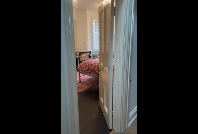 Large Double Room with En Suite Main Photo