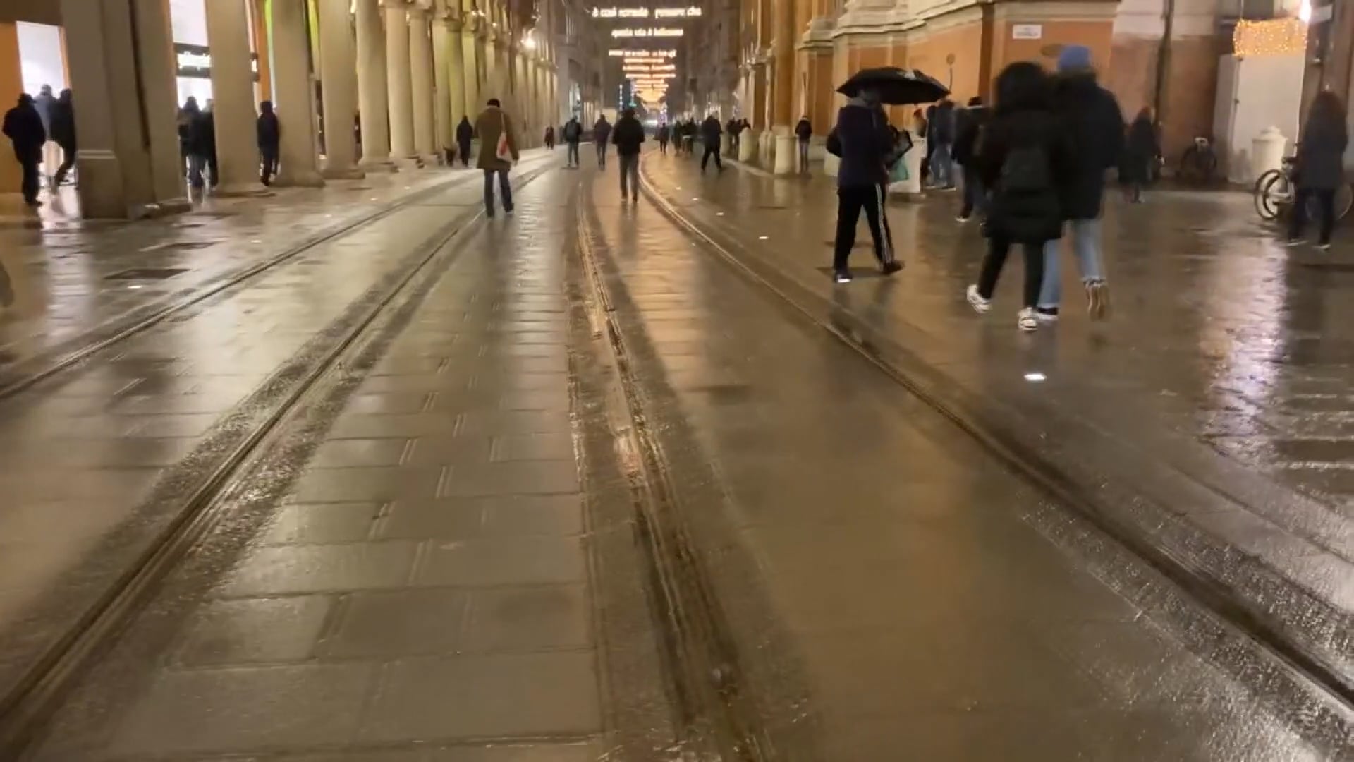 Tram, nella ‘nuova’ via Indipendenza si accendono i led lungo i binari