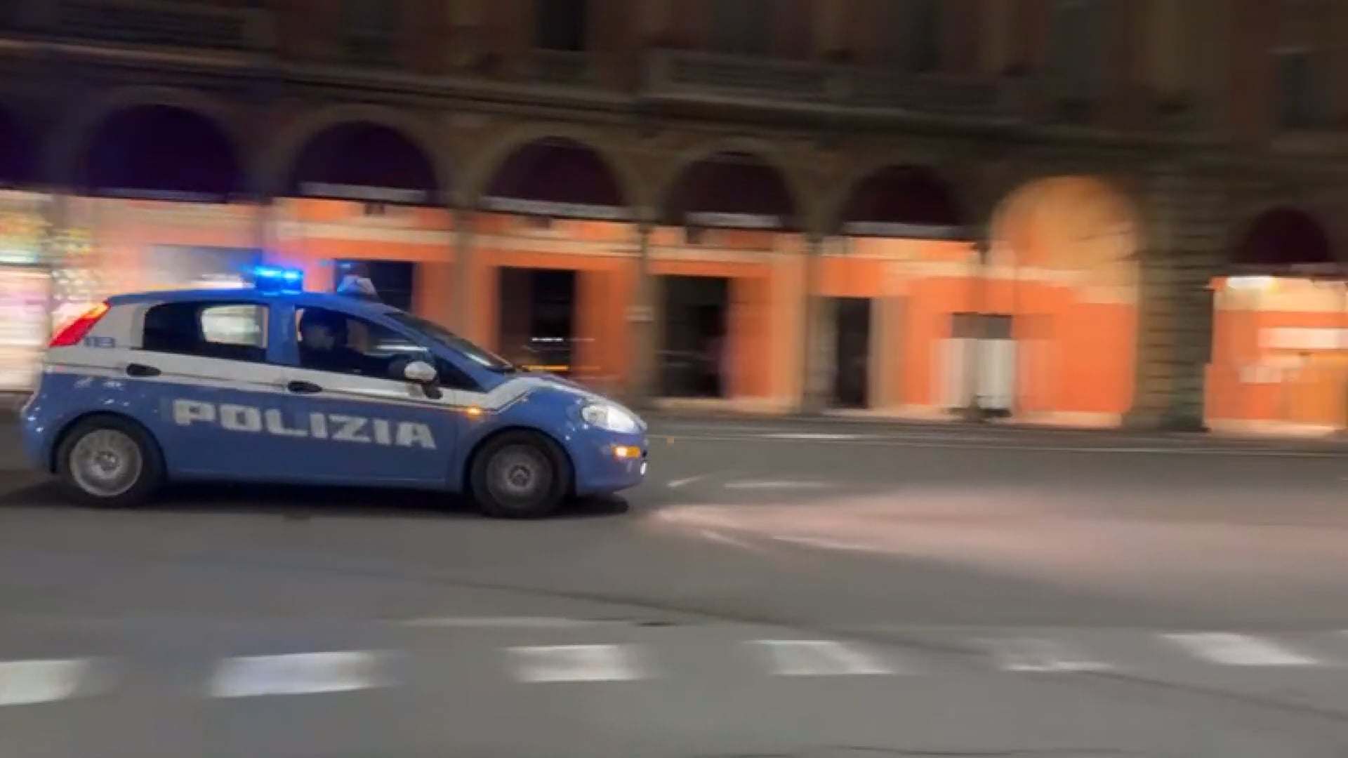 Tentato omicidio vicino alla Stazione: giovane accoltellato dopo una lite sul bus, fermato un 18enne