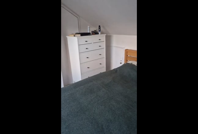 Top Bedroom in Victorian House next to Batters Main Photo