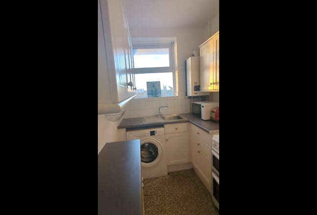 Bright,peaceful,spacious. 5mins to tube Main Photo