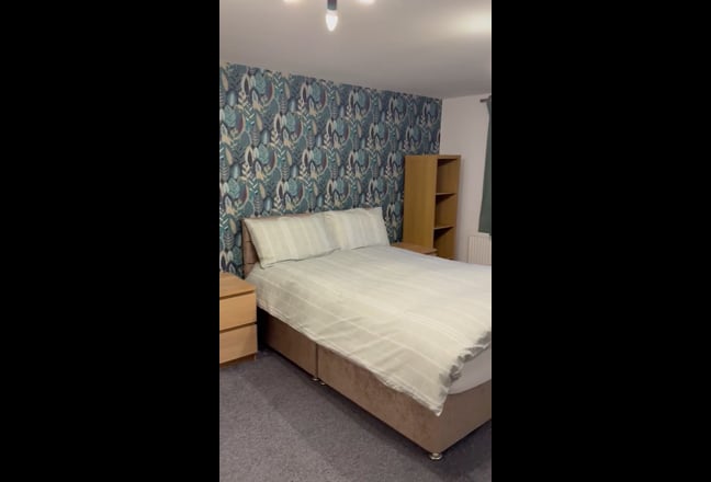 Stunning newly furnished 8 bedroom house Main Photo