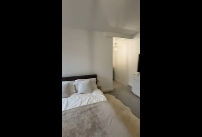 En-Suite Furnished Room To Rent in Penthouse Main Photo