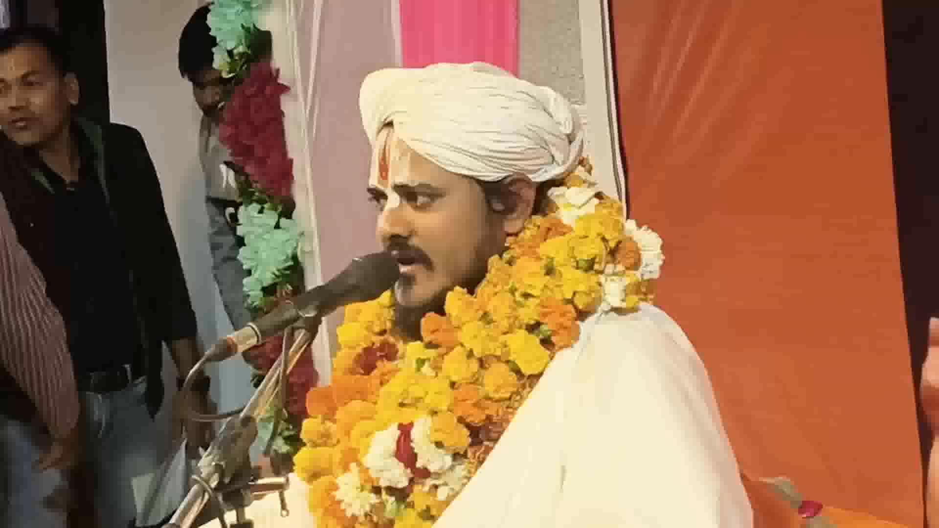 मेहदवा परशुराम दास महाराज आश्रम पर श्रीमद् भागवत कथा का आयोजन किया जा रहा है जिसमे भगवान की लीलाओ का वर्णन किया भक्तगण