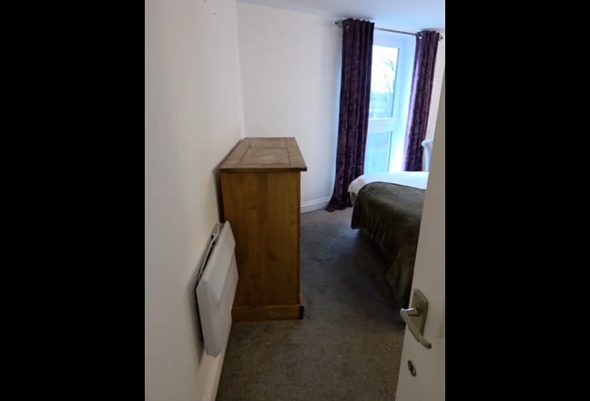 King sized bed large dbl room  Main Photo