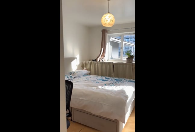 An en-suite double room to rent with parking space Main Photo
