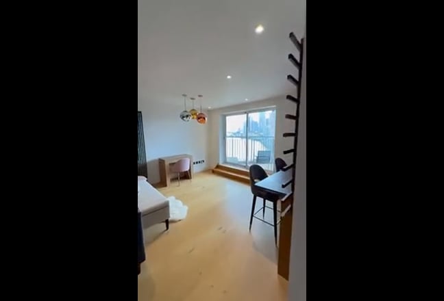 Large en-suite double bedroom - East India  Main Photo