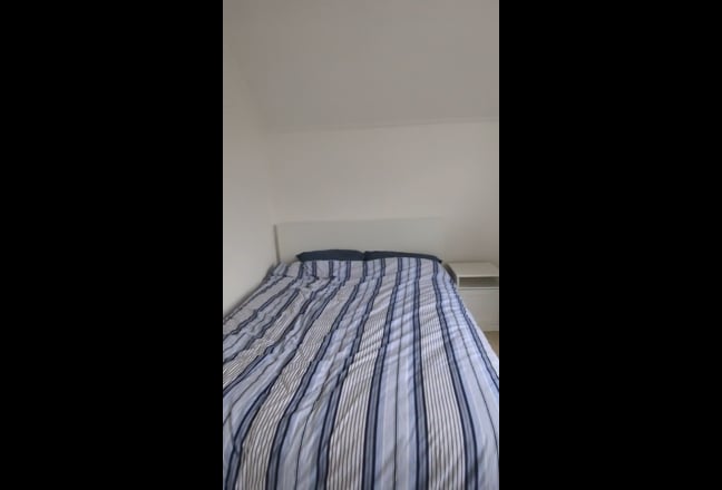 Double room,king size comfy bed, desk & wardrobe Main Photo