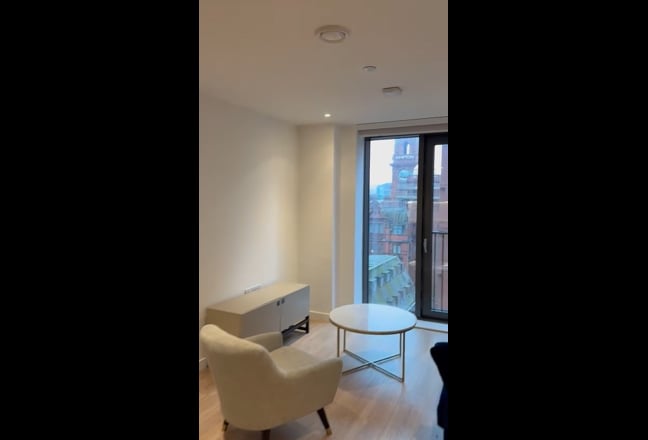 Spacious Room in Manchester City Main Photo