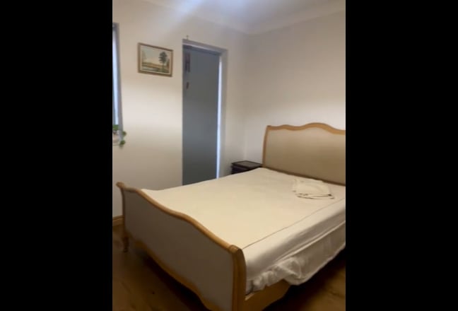 Cosy double bedroom with balcony in Richmond Main Photo