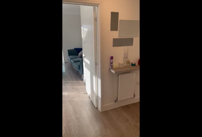 Master En-suite Bedroom.Top Floor apt. Bills Inc.  Main Photo