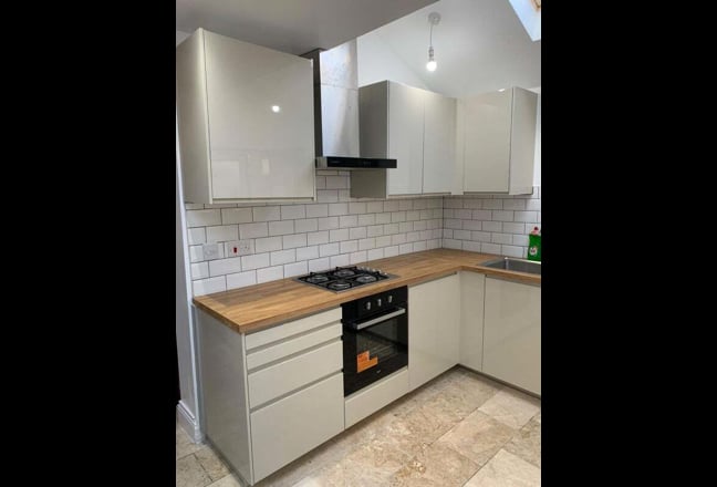 Clean room with en-suite toilet next to Station  Main Photo