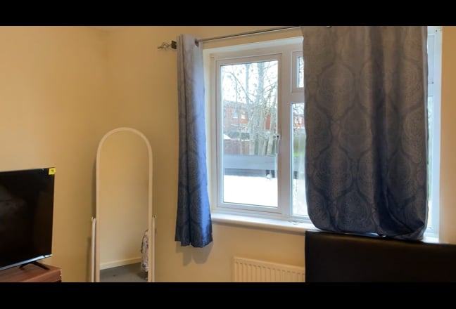A double bed room available for rent at MK6 Main Photo