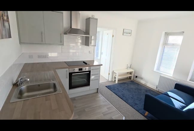 Large Studio with own kitchen and ensuite Main Photo