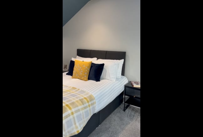 Loft style living with space to breathe! Near City Main Photo