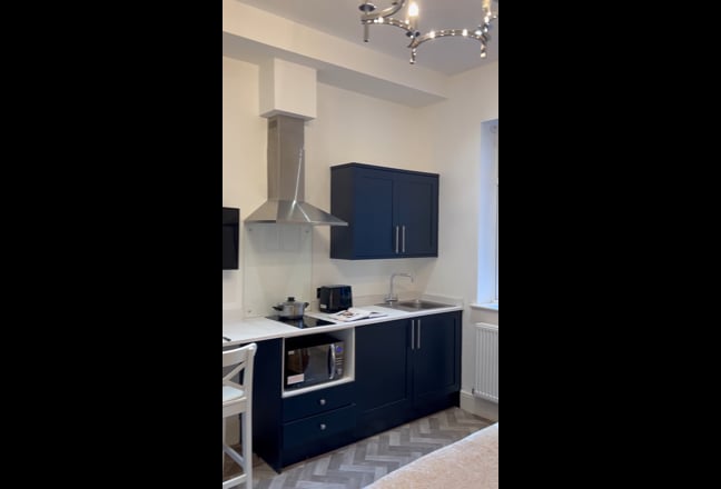 Bright, Modern Studio close to town and hospital. Main Photo