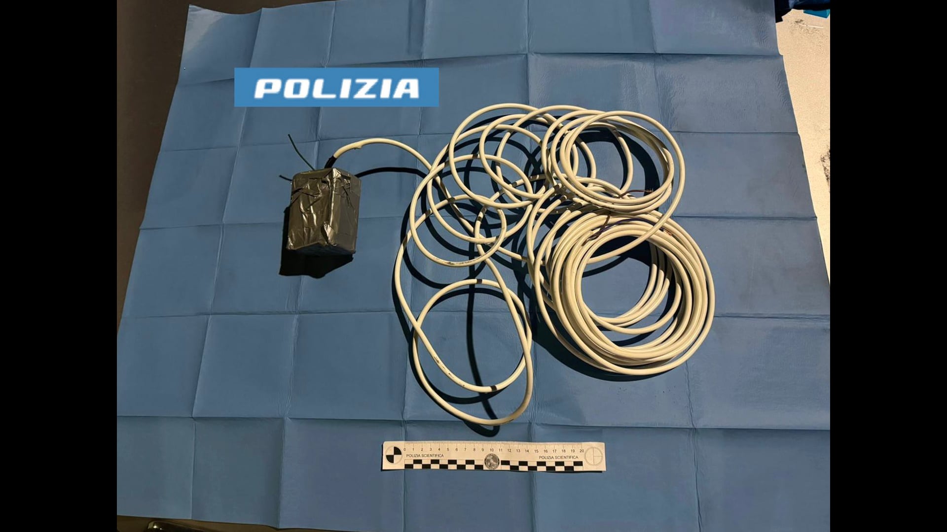 Tentano furto alle casse continue del Centro Borgo, ma fuggono all’arrivo della polizia