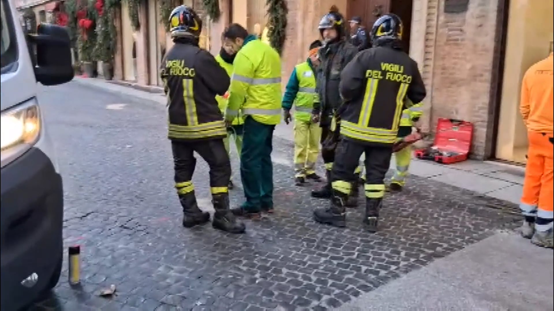 Fuga di gas in piazza Minghetti, palazzo evacuato e negozi chiusi