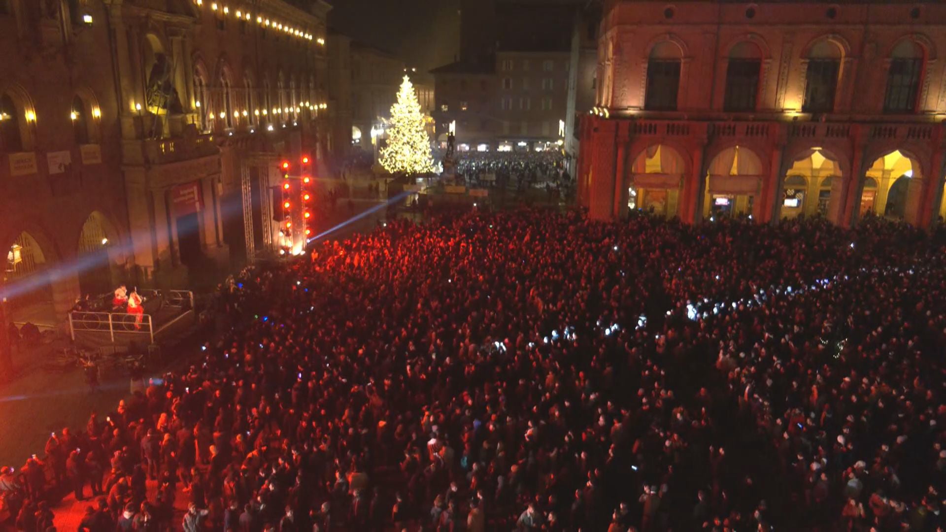 Capodanno in Piazza Maggiore: “beati” i primi 9mila poi si chiude l’ingresso