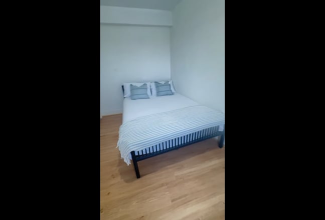 Clean room next to wetlands, station & market  Main Photo