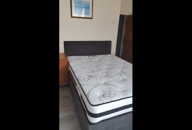 Master Bedroom Ensuite in 3-bed House Main Photo