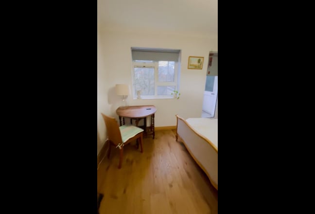 Cosy double bedroom with balcony in Richmond Main Photo