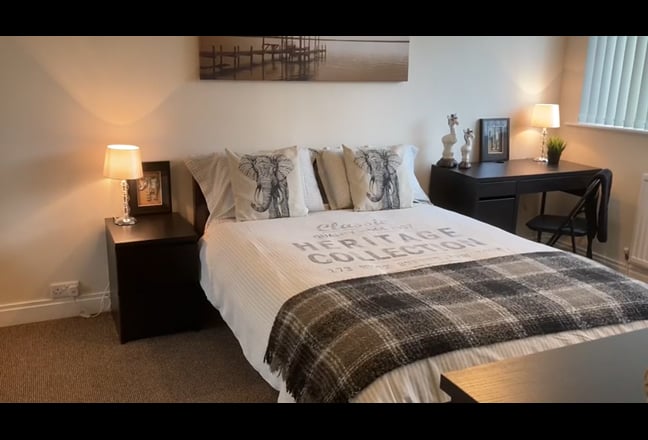 Beautiful Double Room in Professional House Share Main Photo