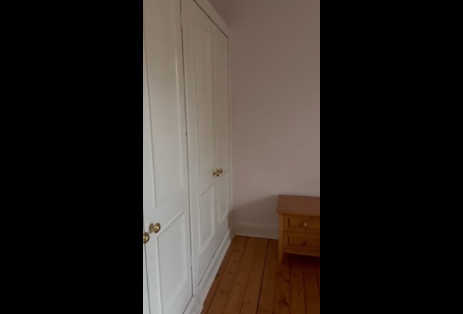 Spacious double bedroom in a cosy flat Main Photo