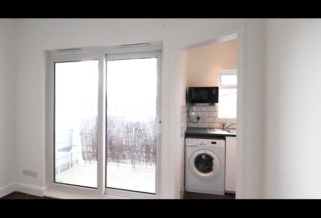 Ideal first home. One bed conversion. Balcony. E8 Main Photo