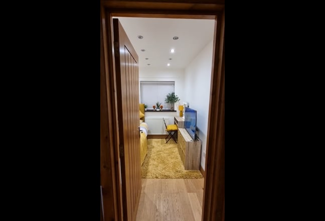 Lovely cosy room with smart tv for a lady Main Photo