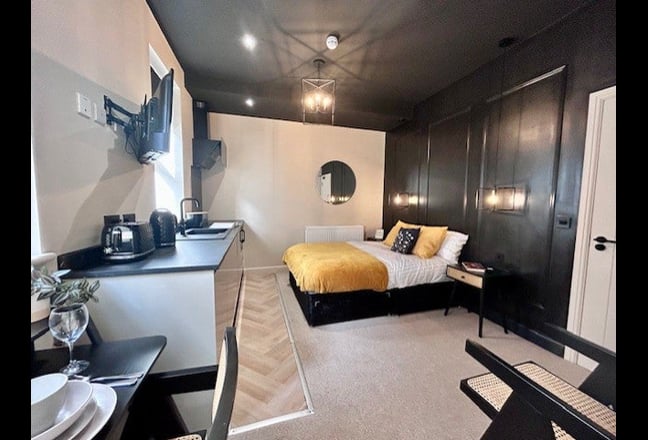 Stylish Studio  Room, quiet road , Close to town. Main Photo