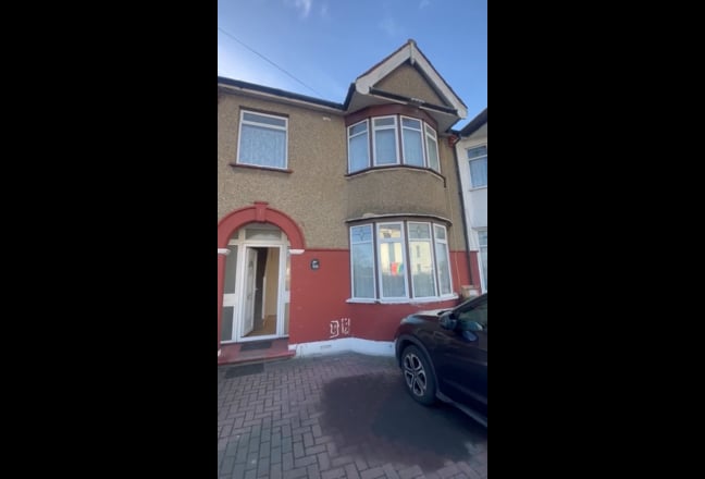 4 bedroom house parking/garden Barking station Main Photo