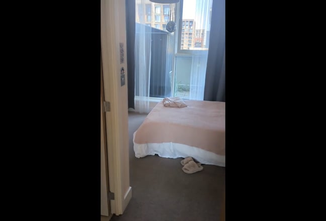 Bright Spacious Ensuite in Modern Waterside Flat Main Photo