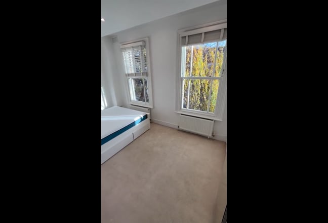 Bright, spacious room in a modern home Main Photo