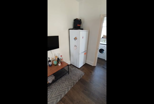 2 Rooms for the price of 1 in Lovely Flat W3 / W12 Main Photo