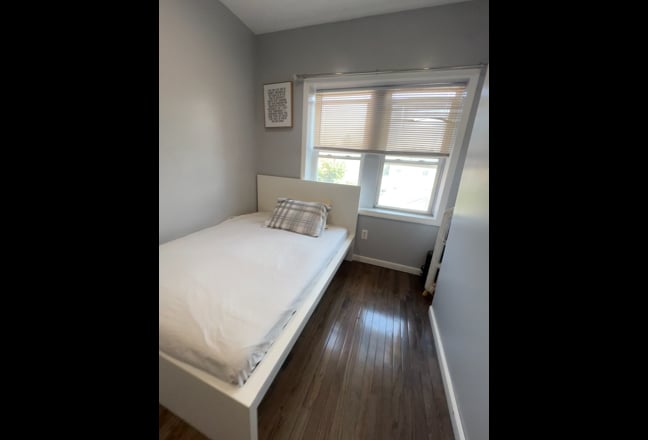 Spacious room for rent  Main Photo